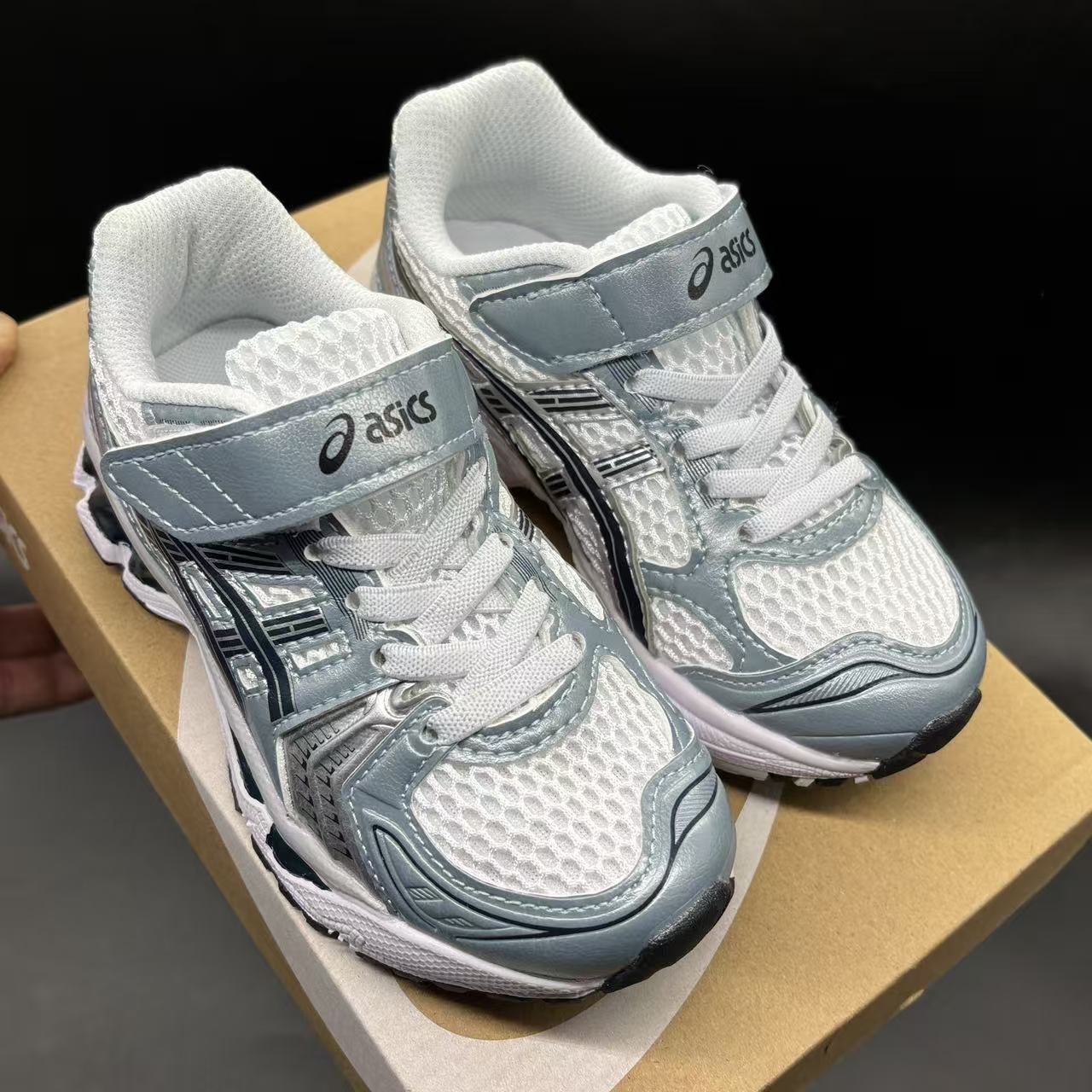 Children's shoes child